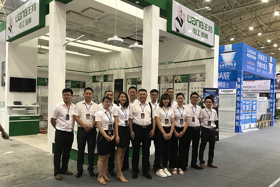 王邦公司亮相首屆“武漢國(guó)際燈飾LED照明展覽會(huì)”受現(xiàn)場(chǎng)觀眾及CCTV等主流媒體熱捧!